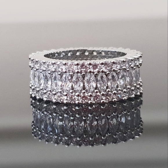 Jewelry - New Silver Inlaid Round & Oval Diamonds Ring